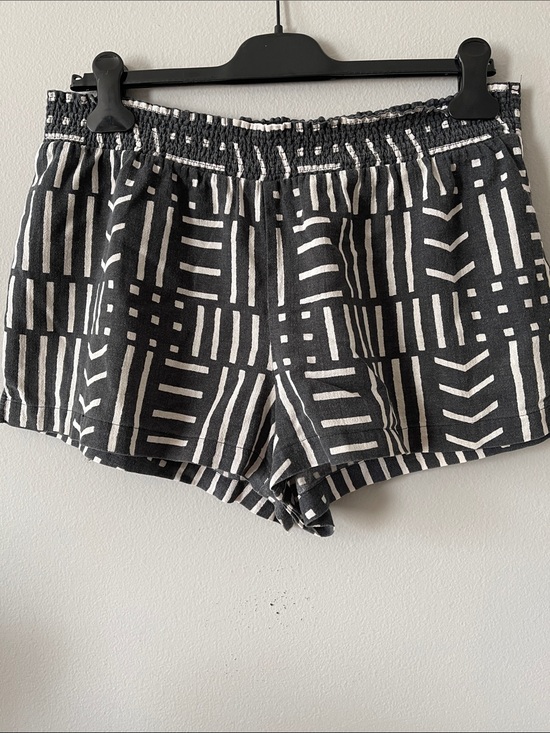 Madewell Pants - Madewell Black and White Geometric Elastic-Waist Shorts